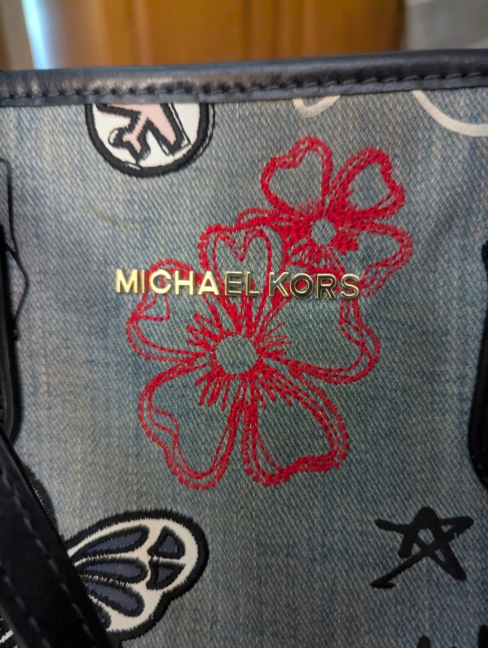 Michael Kors Large Eva Graphic Patchwork Denim Tote Bag with Pouch - Picture 13 of 16